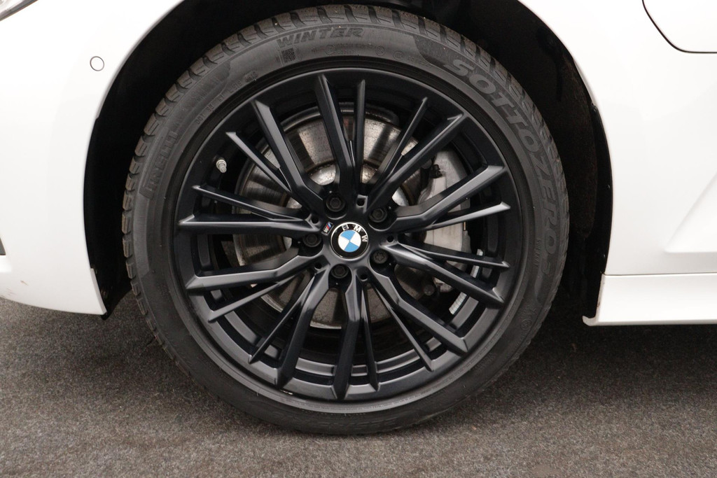 
BMW 3-serie 330e eDrive Edition Sport-Line (NL-auto, 1e Eig, Dealer OnderH, Carplay, Camera, StoelV, Addpt Cruise, Leder, Etc) vol									