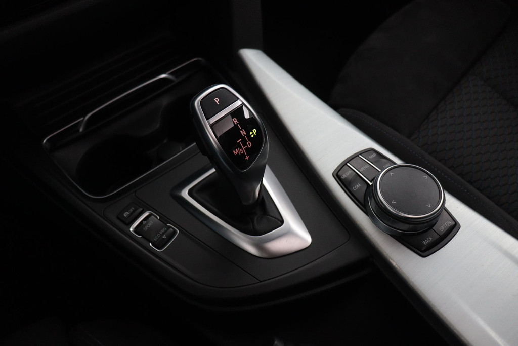 
BMW 3-serie 320i Corporate Lease Executive M-SPORT (NL-auto, Dealer OnderH, Panorama, Carplay, Navi Pro, PDC, Climate Con, Etc) vol									