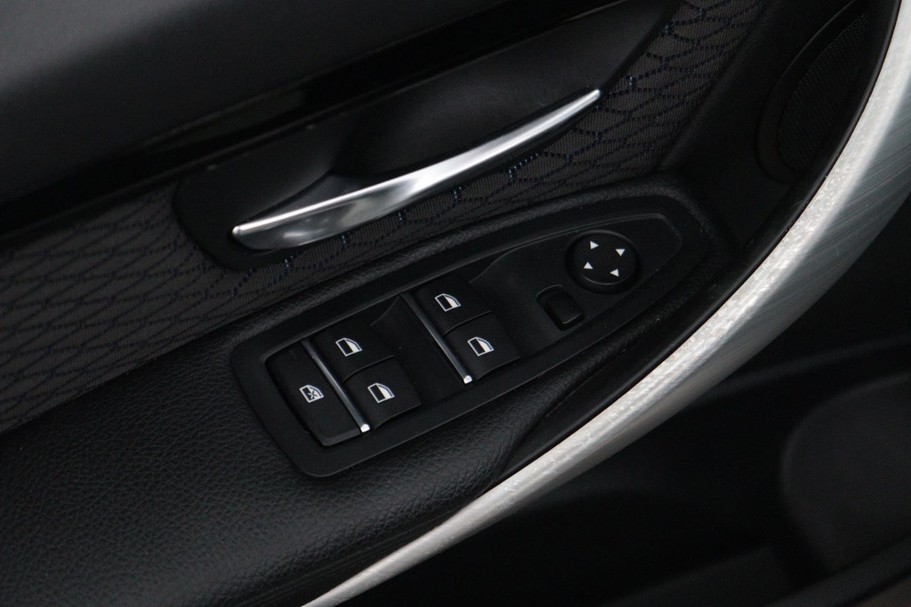 
BMW 3-serie 320i Corporate Lease Executive M-SPORT (NL-auto, Dealer OnderH, Panorama, Carplay, Navi Pro, PDC, Climate Con, Etc) vol									