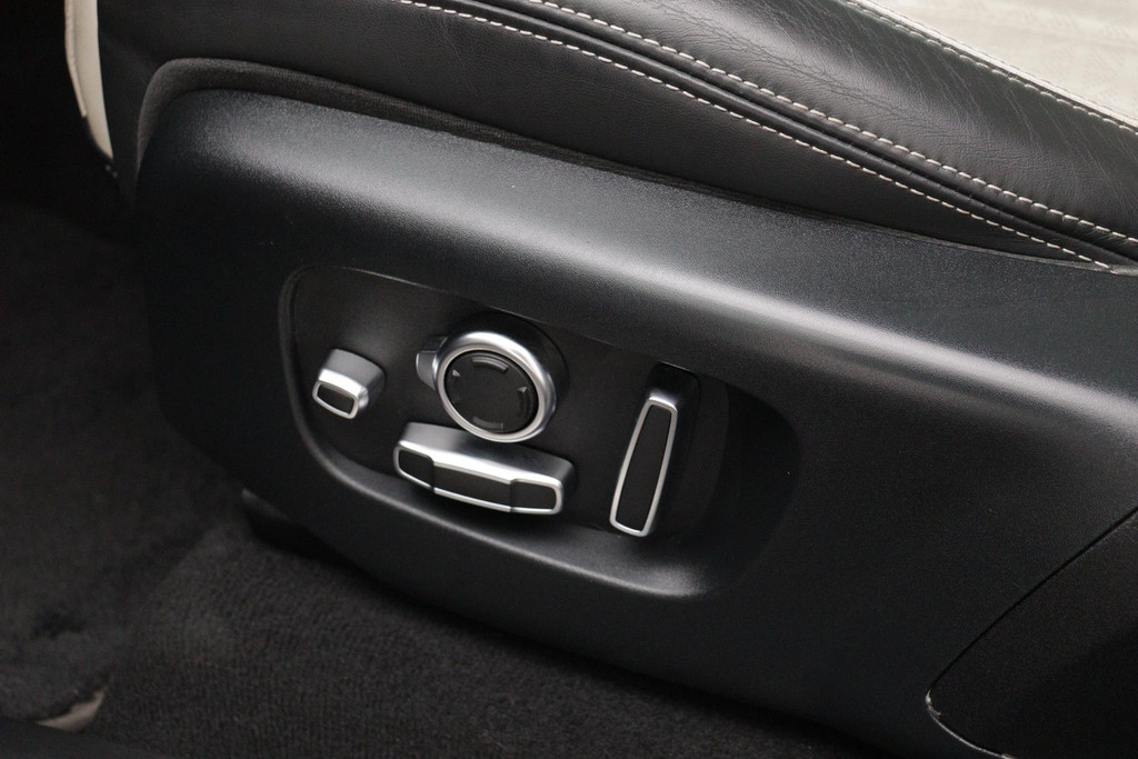 
Land Rover Range Rover Velar 2.0 P300 Turbo AWD Dynamic HSE(1e Eig, Dealer OnderH, Pano, StoelV/Koeling, Camera, Carplay, Etc) vol									