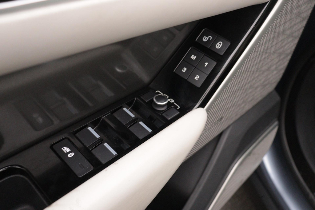 
Land Rover Range Rover Velar 2.0 P300 Turbo AWD Dynamic HSE(1e Eig, Dealer OnderH, Pano, StoelV/Koeling, Camera, Carplay, Etc) vol									