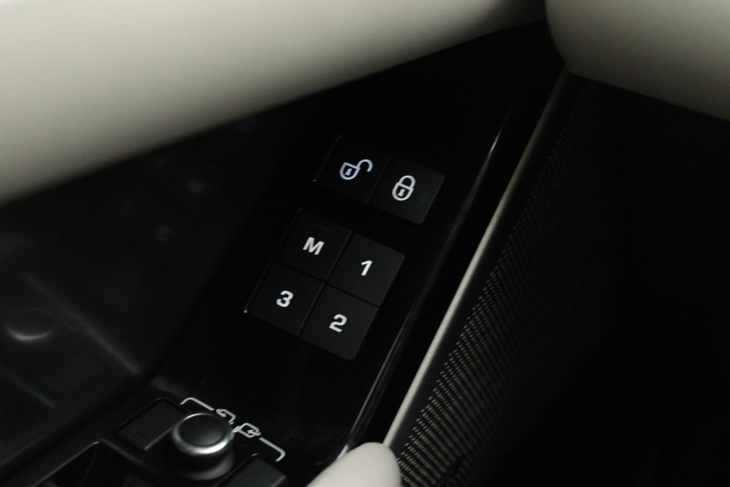 
Land Rover Range Rover Velar 2.0 P300 Turbo AWD Dynamic HSE(1e Eig, Dealer OnderH, Pano, StoelV/Koeling, Camera, Carplay, Etc) vol									