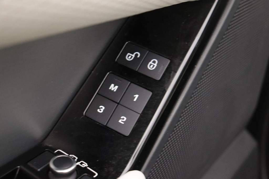 
Land Rover Range Rover Velar 2.0 P250 Turbo AWD R-Dynamic HSE(1e eig, Dealer OnderH, Panorama, Carplay, Camera’s, Lane Assist,Etc) vol									