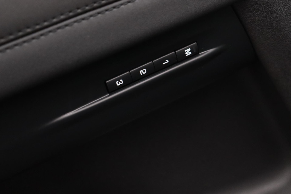 
Land Rover Range Rover Evoque 1.5 P300e AWD(1e eig, DealerOnderH, Navi, Stuur/stoelV, Camera, Trekhaak, Carplay, Etc) vol									