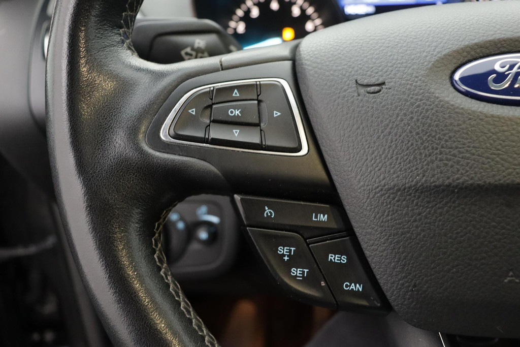 
Ford Kuga 1.5 EcoBoost Vignale(Zeer goed OnderH, Panoramadak, Stoel/ Stuur Verwarming, Navigatie, PDC, Etc) vol									