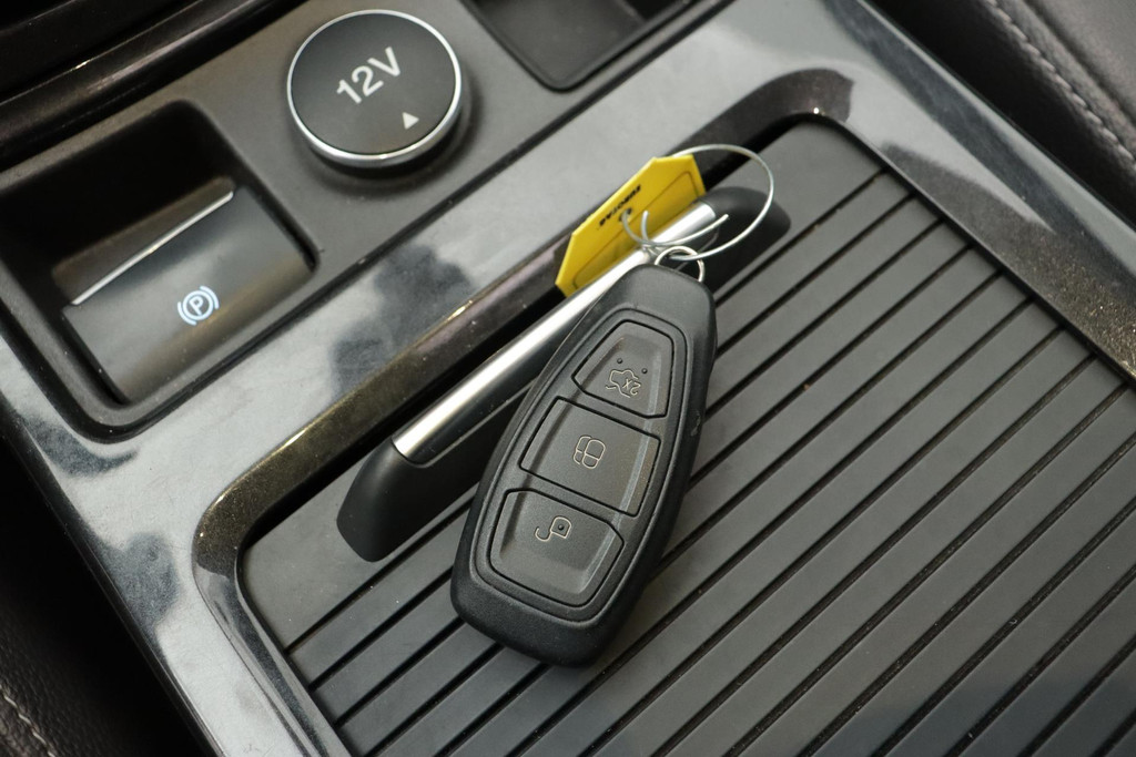 
Ford Kuga 1.5 EcoBoost Vignale(Zeer goed OnderH, Panoramadak, Stoel/ Stuur Verwarming, Navigatie, PDC, Etc) vol									