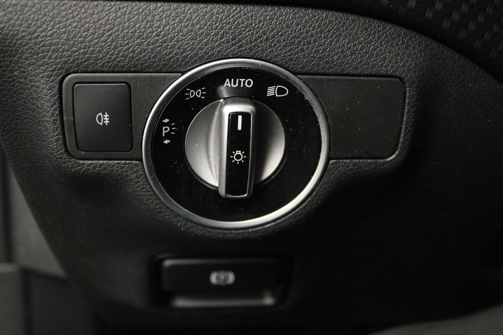 
Benz A-Klasse 180 CDI Prestige (PARKEERSENSOREN, ACHTERUITRIJCAMERA, CRUISE, STOELVERWARMING, NAVIGATIE) vol									