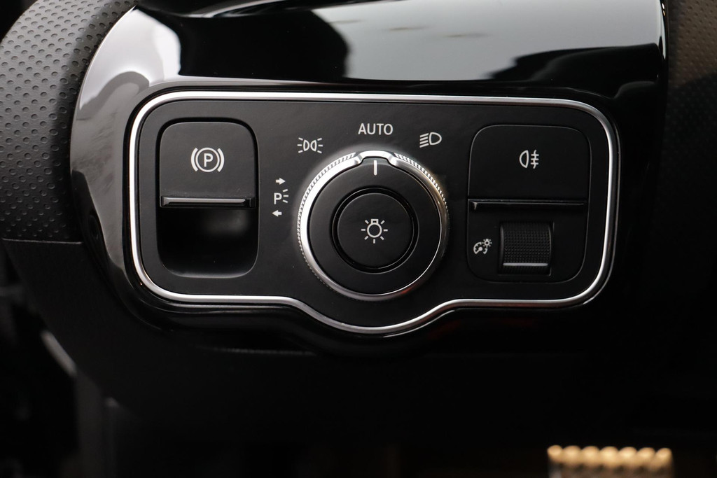 
Benz A-Klasse 180 Business Solution AMG (PANORAMADAK, NAVIGATIE, STOELVERWARMING, CAMERA, 1e EIGENAAR, GOED ONDERHOUDEN) vol									