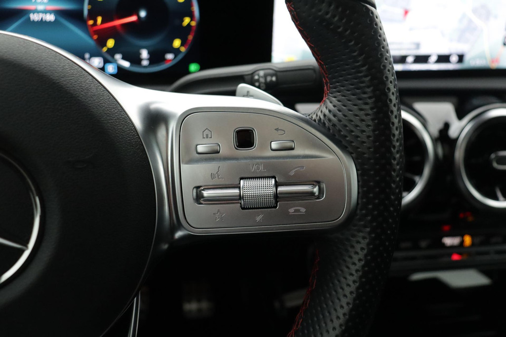 
Benz A-Klasse 180 Business Solution AMG (PANORAMADAK, NAVIGATIE, STOELVERWARMING, CAMERA, 1e EIGENAAR, GOED ONDERHOUDEN) vol									