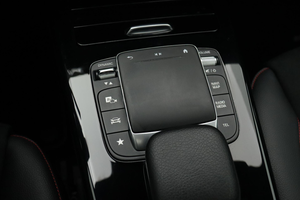 
Benz A-Klasse 180 Business Solution AMG (PANORAMADAK, NAVIGATIE, STOELVERWARMING, CAMERA, 1e EIGENAAR, GOED ONDERHOUDEN) vol									