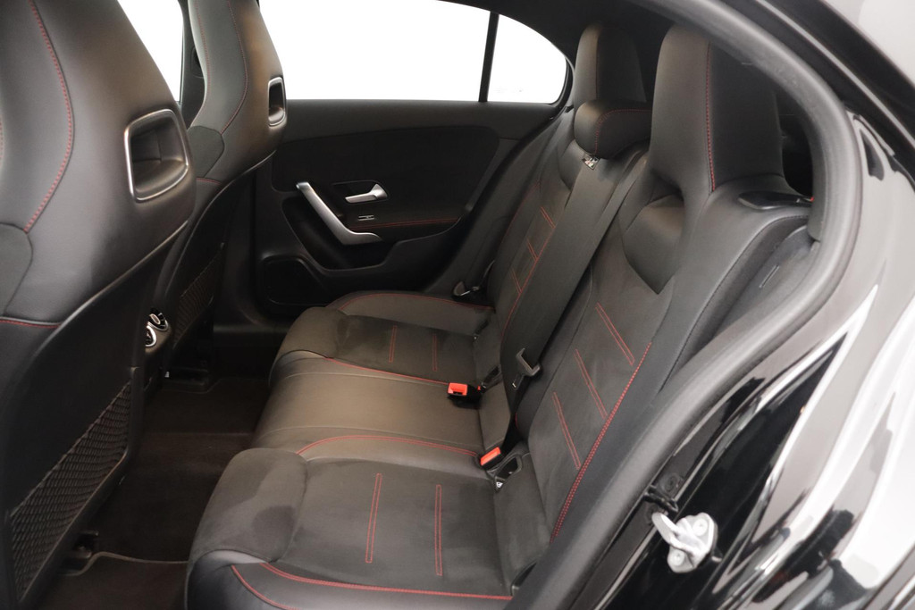 
Benz A-Klasse 180 Business Solution AMG (PANORAMADAK, NAVIGATIE, STOELVERWARMING, CAMERA, 1e EIGENAAR, GOED ONDERHOUDEN) vol									