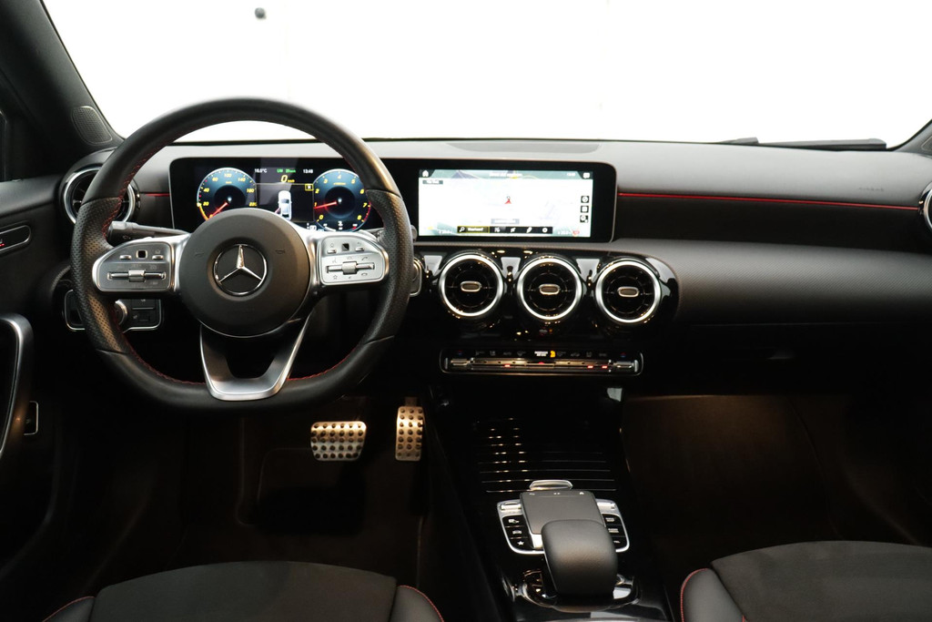 
Benz A-Klasse 180 Business Solution AMG Automaat (NAVIGATIE, STOELVERWARMING, CAMERA, 1e EIGENAAR, GOED ONDERHOUDEN) vol									