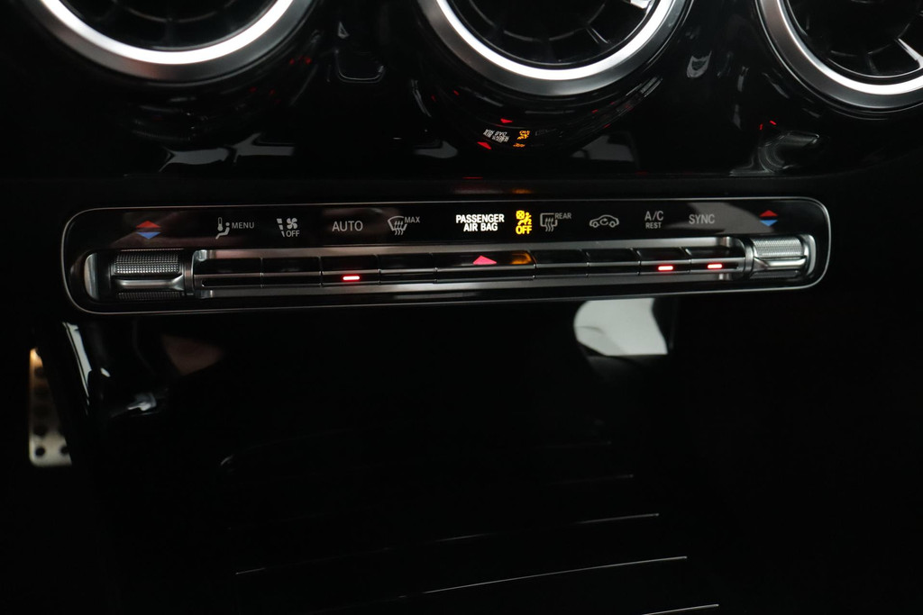 
Benz A-Klasse 180 Business Solution AMG Automaat (NAVIGATIE, STOELVERWARMING, CAMERA, 1e EIGENAAR, GOED ONDERHOUDEN) vol									