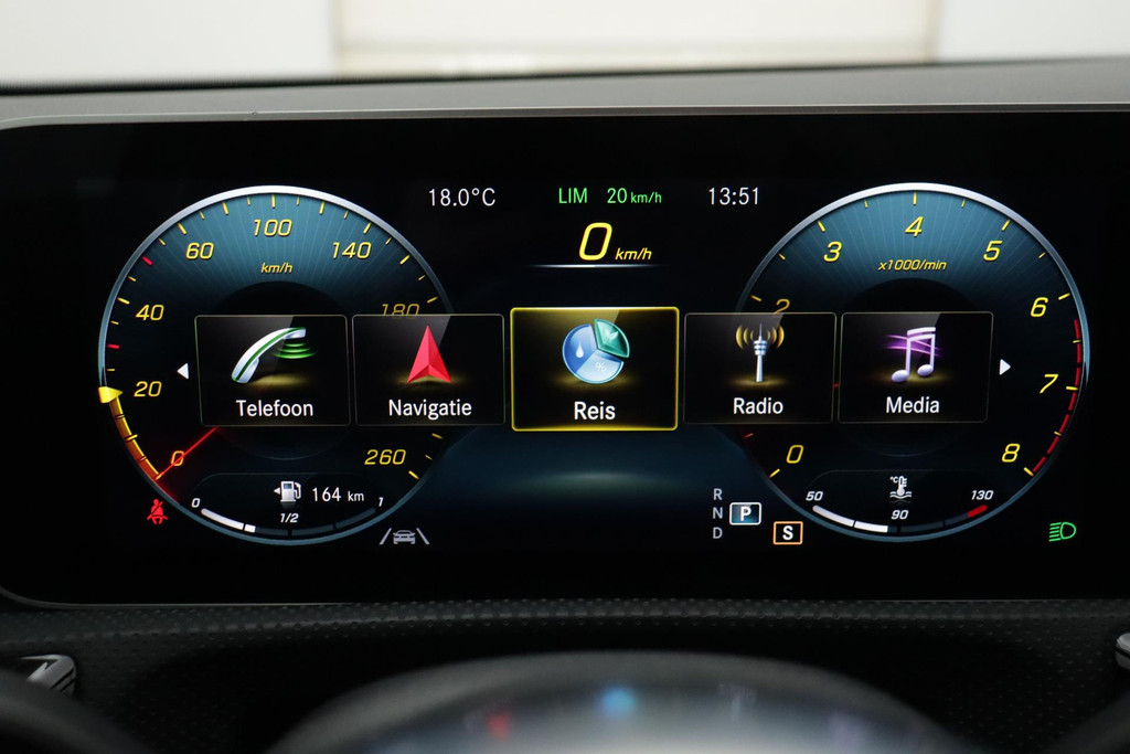 
Benz A-Klasse 180 Business Solution AMG Automaat (NAVIGATIE, STOELVERWARMING, CAMERA, 1e EIGENAAR, GOED ONDERHOUDEN) vol									