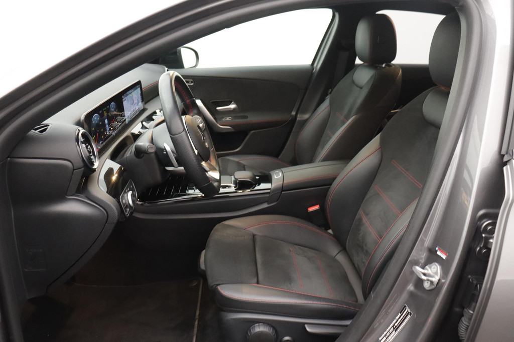 
Benz A-Klasse 180 Business Solution AMG Automaat (NAVIGATIE, STOELVERWARMING, CAMERA, 1e EIGENAAR, GOED ONDERHOUDEN) vol									