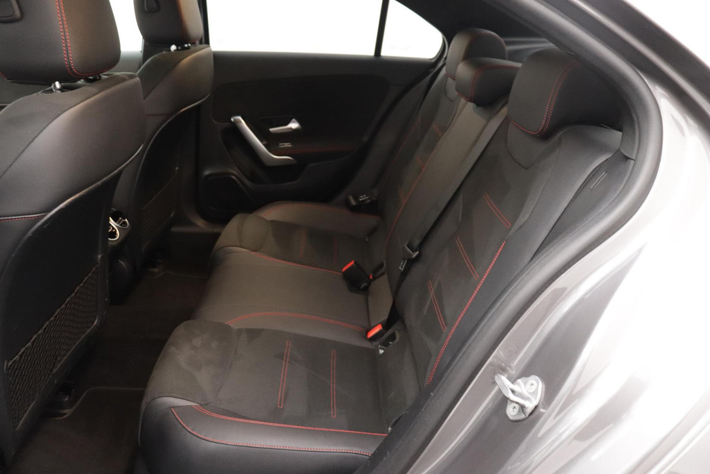 
Benz A-Klasse 180 Business Solution AMG Automaat (NAVIGATIE, STOELVERWARMING, CAMERA, 1e EIGENAAR, GOED ONDERHOUDEN) vol									