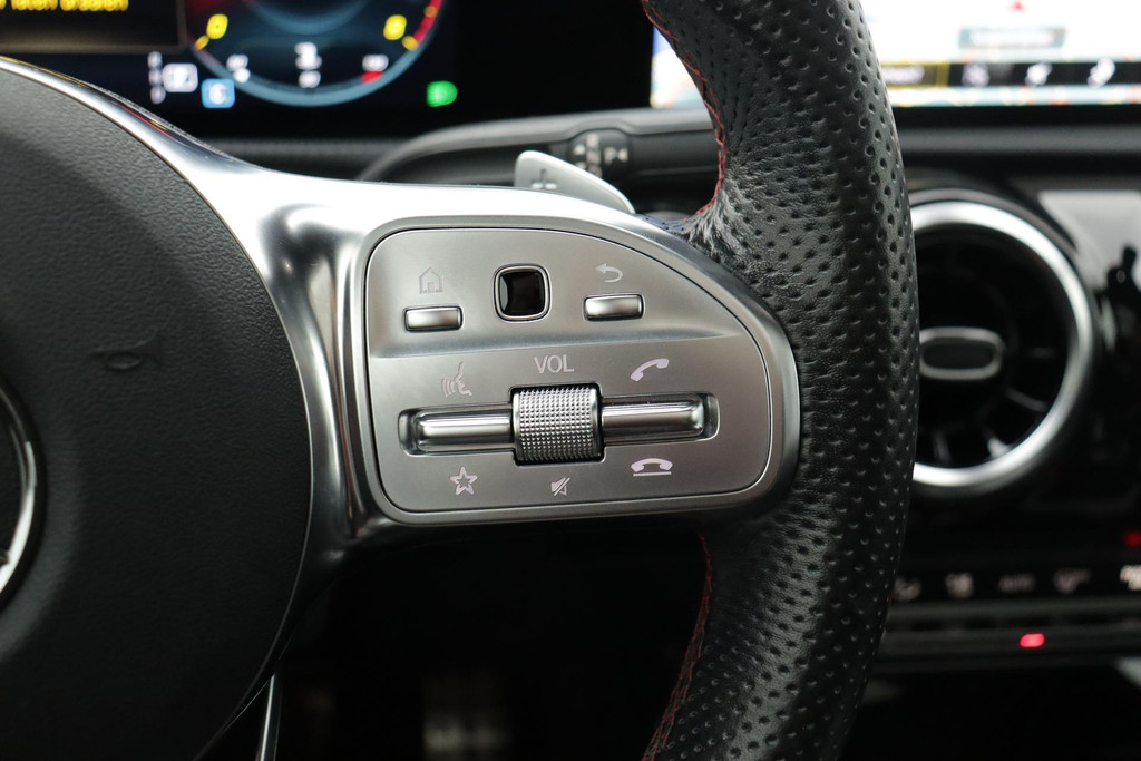 
Benz A-Klasse 200 Business Solution AMG Night Upgrade (PANORAMADAK, NAVIGATIE, LED, CLIMA, 1e EIGENAAR, GOED ONDERHOUDEN) vol									