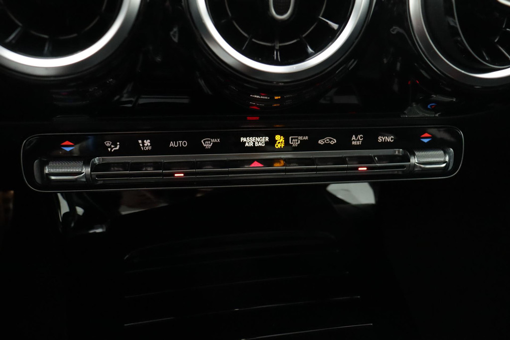 
Benz A-Klasse 200 Business Solution AMG Night Upgrade (PANORAMADAK, NAVIGATIE, LED, CLIMA, 1e EIGENAAR, GOED ONDERHOUDEN) vol									