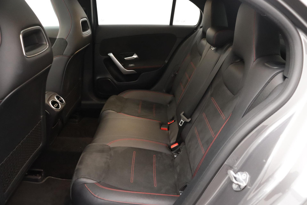 
Benz A-Klasse 200 Business Solution AMG Night Upgrade (PANORAMADAK, NAVIGATIE, LED, CLIMA, 1e EIGENAAR, GOED ONDERHOUDEN) vol									