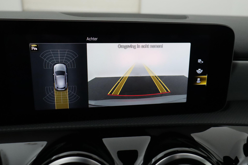 
Benz A-Klasse 200 Business Solution AMG Night Upgrade (PANORAMADAK, NAVIGATIE, LED, CLIMA, 1e EIGENAAR, GOED ONDERHOUDEN) vol									