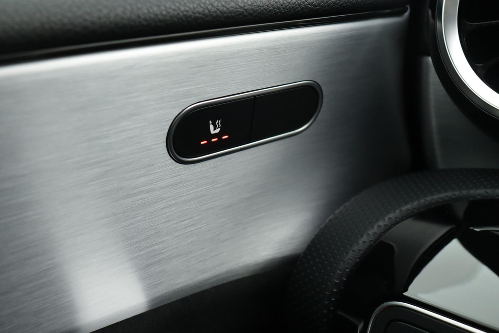 
Benz A-Klasse 200 Business Solution AMG Night Upgrade (PANORAMADAK, NAVIGATIE, LED, CLIMA, 1e EIGENAAR, GOED ONDERHOUDEN) vol									