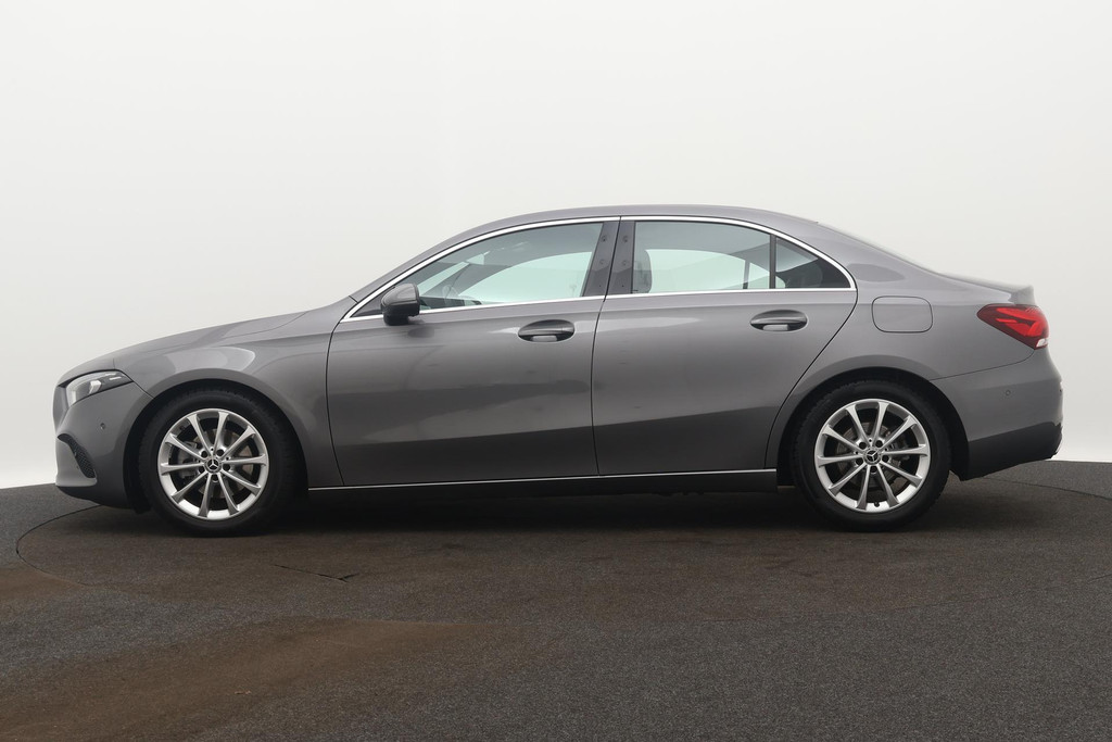 
Benz A-Klasse 180 Business Solution Luxury Automaat (SFEERVERLICHTING, STOELVERWARMING, NAVIGATIE, CAMERA, LEDER, PDC) vol									