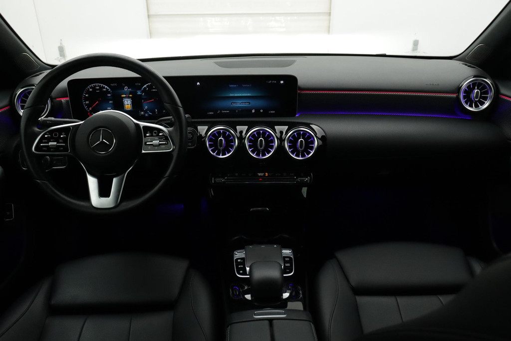 
Benz A-Klasse 180 Business Solution Luxury Automaat (SFEERVERLICHTING, STOELVERWARMING, NAVIGATIE, CAMERA, LEDER, PDC) vol									