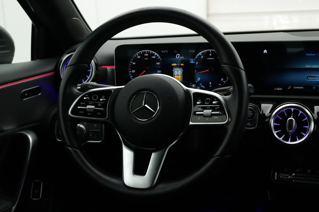
Benz A-Klasse 180 Business Solution Luxury Automaat (SFEERVERLICHTING, STOELVERWARMING, NAVIGATIE, CAMERA, LEDER, PDC) vol									
