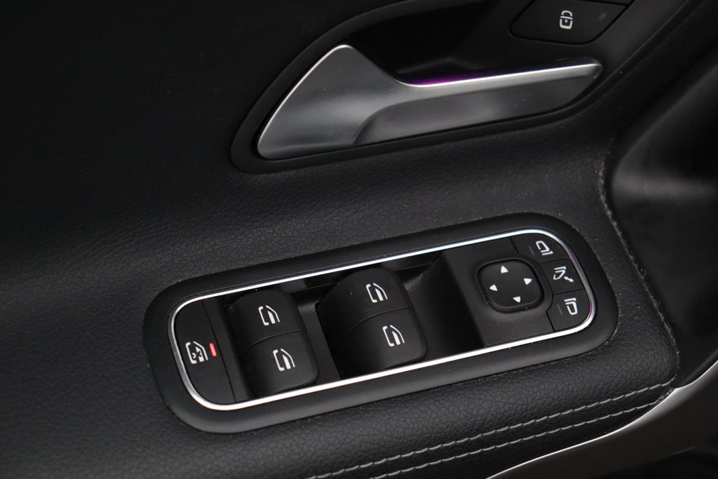 
Benz A-Klasse 180 Business Solution Luxury Automaat (SFEERVERLICHTING, STOELVERWARMING, NAVIGATIE, CAMERA, LEDER, PDC) vol									