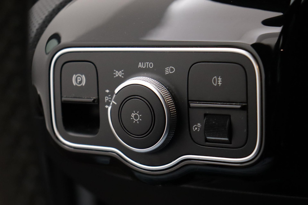 
Benz A-Klasse 180 Business Solution Luxury Automaat (SFEERVERLICHTING, STOELVERWARMING, NAVIGATIE, CAMERA, LEDER, PDC) vol									