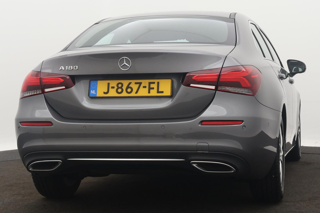 
Benz A-Klasse 180 Business Solution Luxury Automaat (SFEERVERLICHTING, STOELVERWARMING, NAVIGATIE, CAMERA, LEDER, PDC) vol									