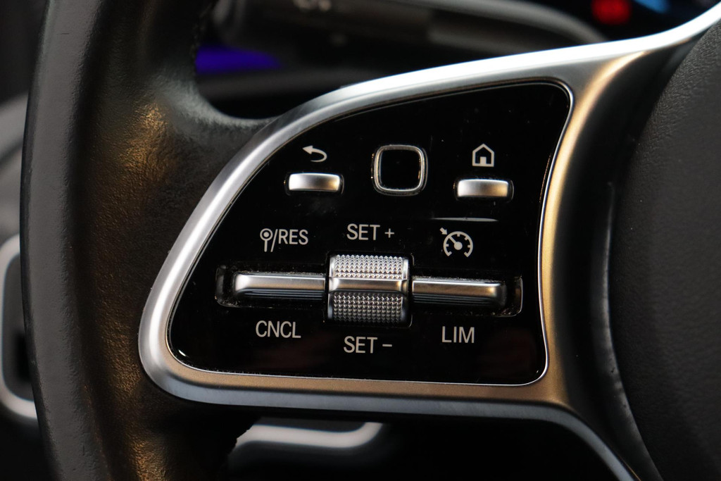 
Benz A-Klasse 180 Business Solution Luxury Automaat (SFEERVERLICHTING, STOELVERWARMING, NAVIGATIE, CAMERA, LEDER, PDC) vol									