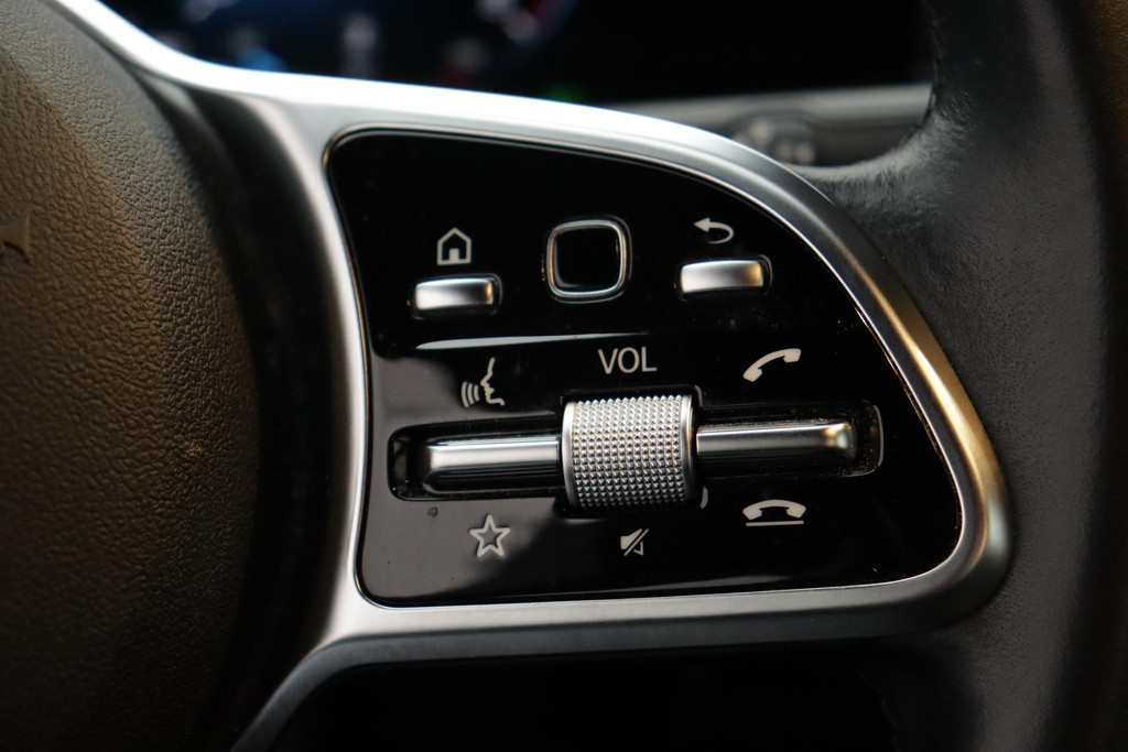 
Benz A-Klasse 180 Business Solution Luxury Automaat (SFEERVERLICHTING, STOELVERWARMING, NAVIGATIE, CAMERA, LEDER, PDC) vol									