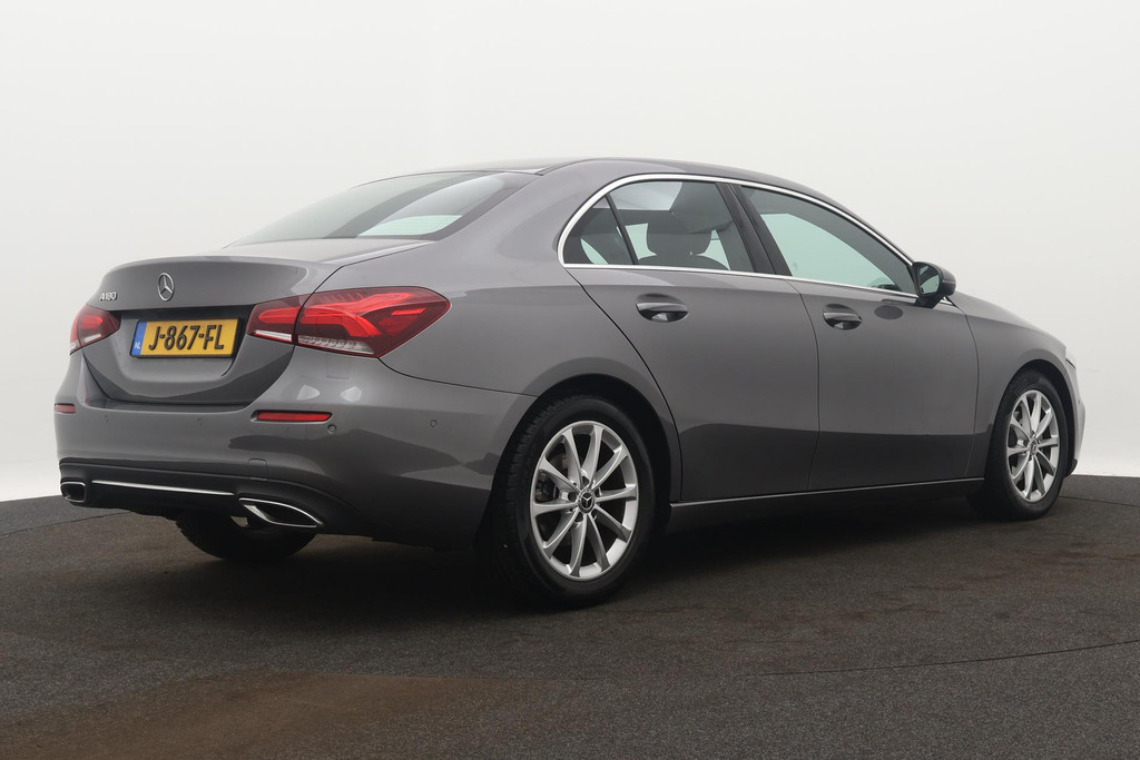 
Benz A-Klasse 180 Business Solution Luxury Automaat (SFEERVERLICHTING, STOELVERWARMING, NAVIGATIE, CAMERA, LEDER, PDC) vol									