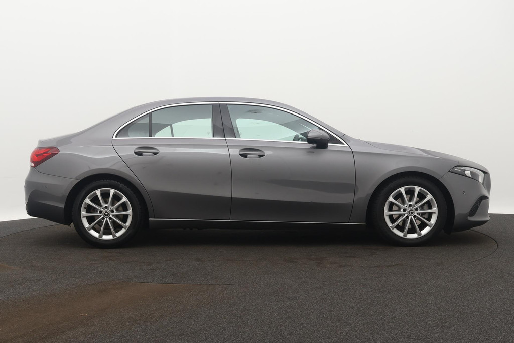 
Benz A-Klasse 180 Business Solution Luxury Automaat (SFEERVERLICHTING, STOELVERWARMING, NAVIGATIE, CAMERA, LEDER, PDC) vol									