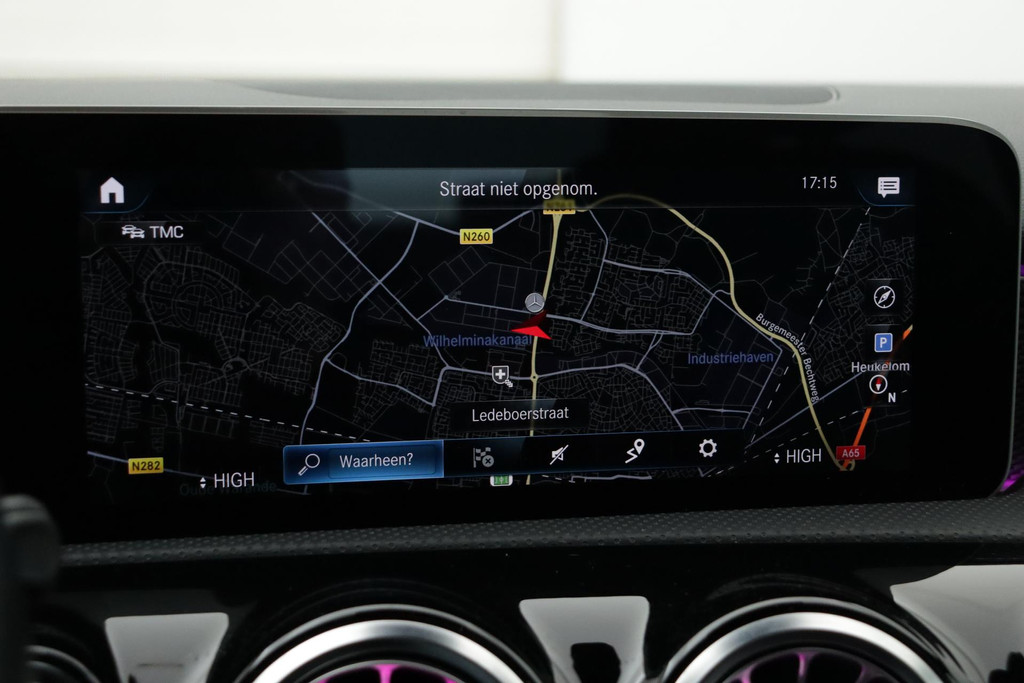 
Benz A-Klasse 180 Business Solution Luxury Automaat (SFEERVERLICHTING, STOELVERWARMING, NAVIGATIE, CAMERA, LEDER, PDC) vol									