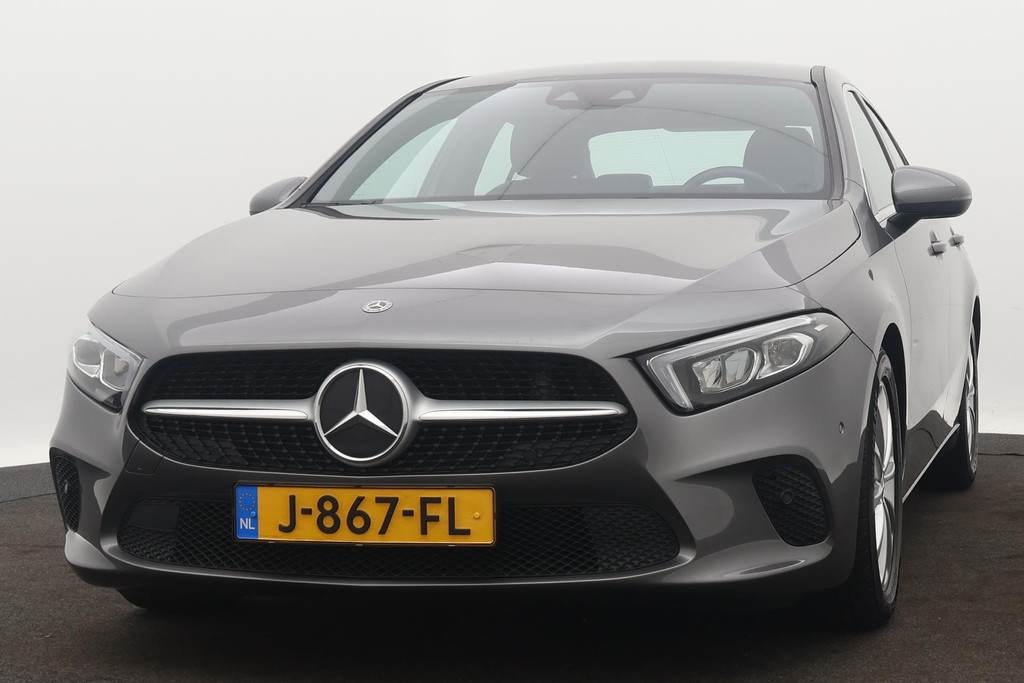 
Benz A-Klasse 180 Business Solution Luxury Automaat (SFEERVERLICHTING, STOELVERWARMING, NAVIGATIE, CAMERA, LEDER, PDC) vol									