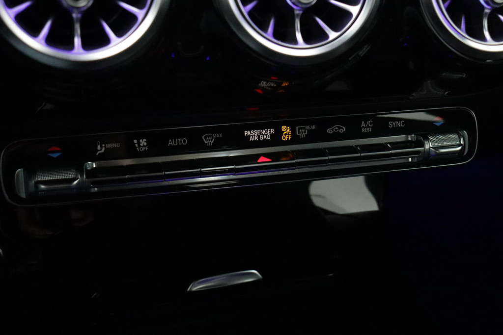 
Benz A-Klasse 180 Business Solution Luxury Automaat (SFEERVERLICHTING, STOELVERWARMING, NAVIGATIE, CAMERA, LEDER, PDC) vol									