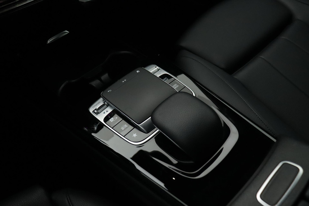 
Benz A-Klasse 180 Business Solution Luxury Automaat (SFEERVERLICHTING, STOELVERWARMING, NAVIGATIE, CAMERA, LEDER, PDC) vol									