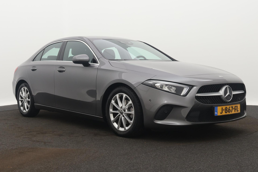 
Benz A-Klasse 180 Business Solution Luxury Automaat (SFEERVERLICHTING, STOELVERWARMING, NAVIGATIE, CAMERA, LEDER, PDC) vol									