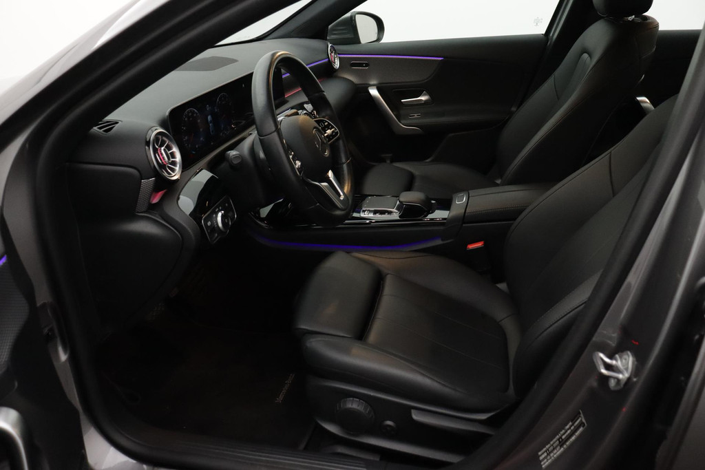 
Benz A-Klasse 180 Business Solution Luxury Automaat (SFEERVERLICHTING, STOELVERWARMING, NAVIGATIE, CAMERA, LEDER, PDC) vol									