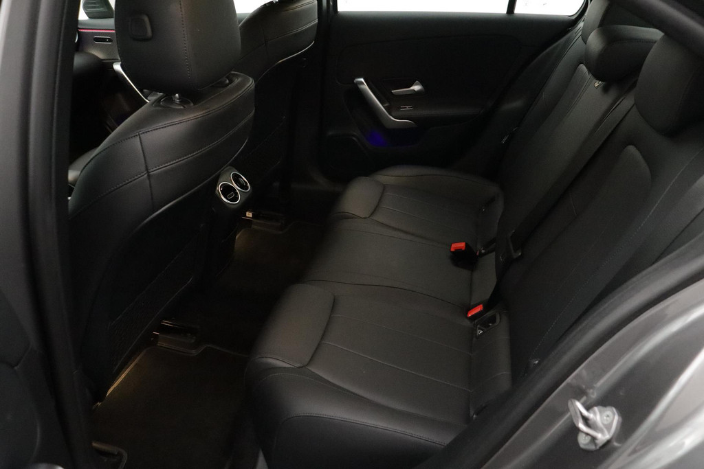 
Benz A-Klasse 180 Business Solution Luxury Automaat (SFEERVERLICHTING, STOELVERWARMING, NAVIGATIE, CAMERA, LEDER, PDC) vol									