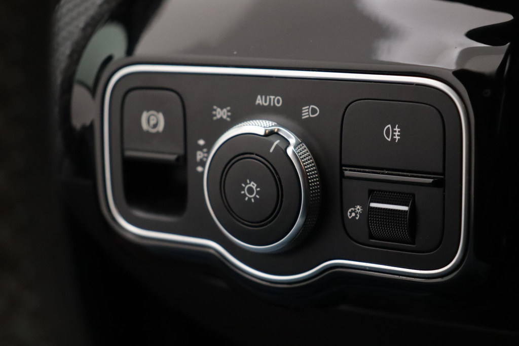 
Benz A-Klasse 180 Business Solution Automaat (NAVIGATIE, STOELVERWARMING, CAMERA, PDC, 1e EIGENAAR, GOED ONDERHOUDEN) vol									