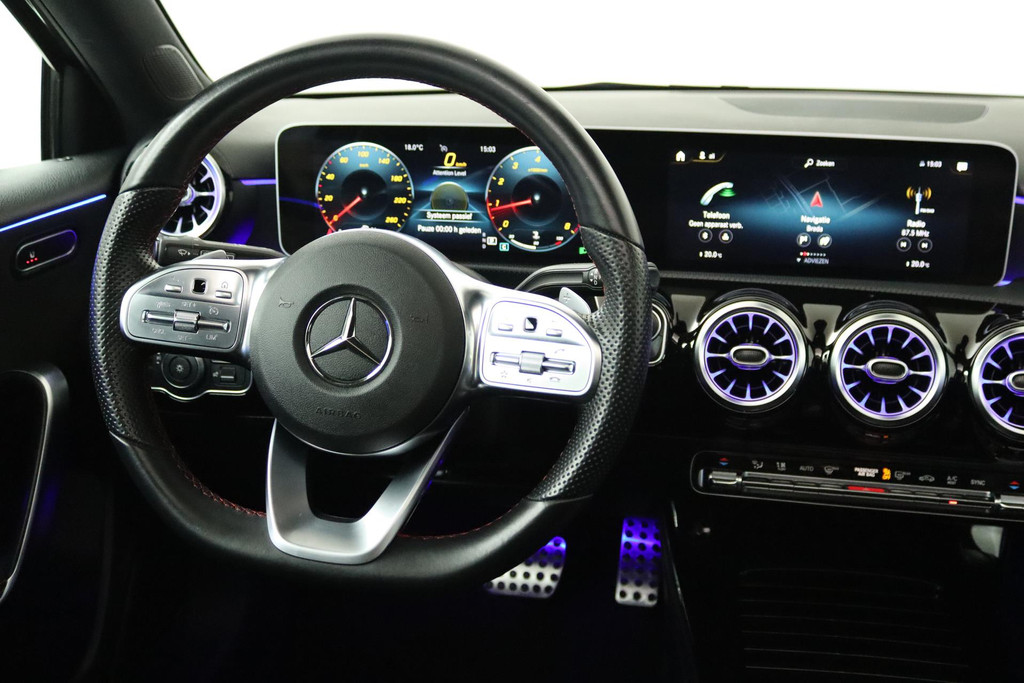 
Benz A-Klasse 200 Business Solution AMG (PANORAMADAK, SFEERVERLICHTING, PARKEERSENSOREN, STOELVERWARMING, GOED ONDERHOUD) vol									