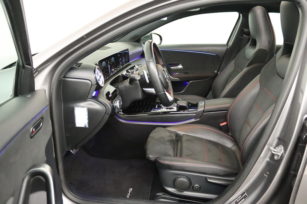 
Benz A-Klasse 200 Business Solution AMG (PANORAMADAK, SFEERVERLICHTING, PARKEERSENSOREN, STOELVERWARMING, GOED ONDERHOUD) vol									