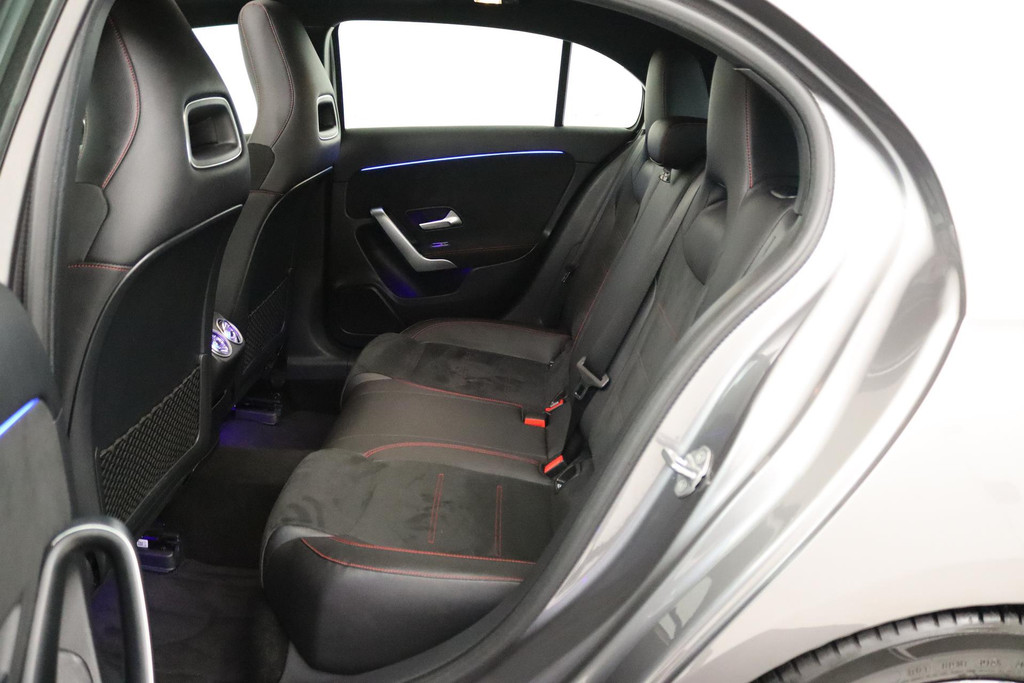 
Benz A-Klasse 200 Business Solution AMG (PANORAMADAK, SFEERVERLICHTING, PARKEERSENSOREN, STOELVERWARMING, GOED ONDERHOUD) vol									