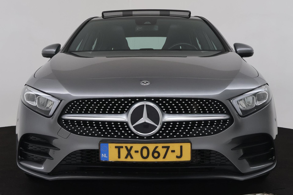 
Benz A-Klasse 200 Business Solution AMG (PANORAMADAK, SFEERVERLICHTING, PARKEERSENSOREN, STOELVERWARMING, GOED ONDERHOUD) vol									