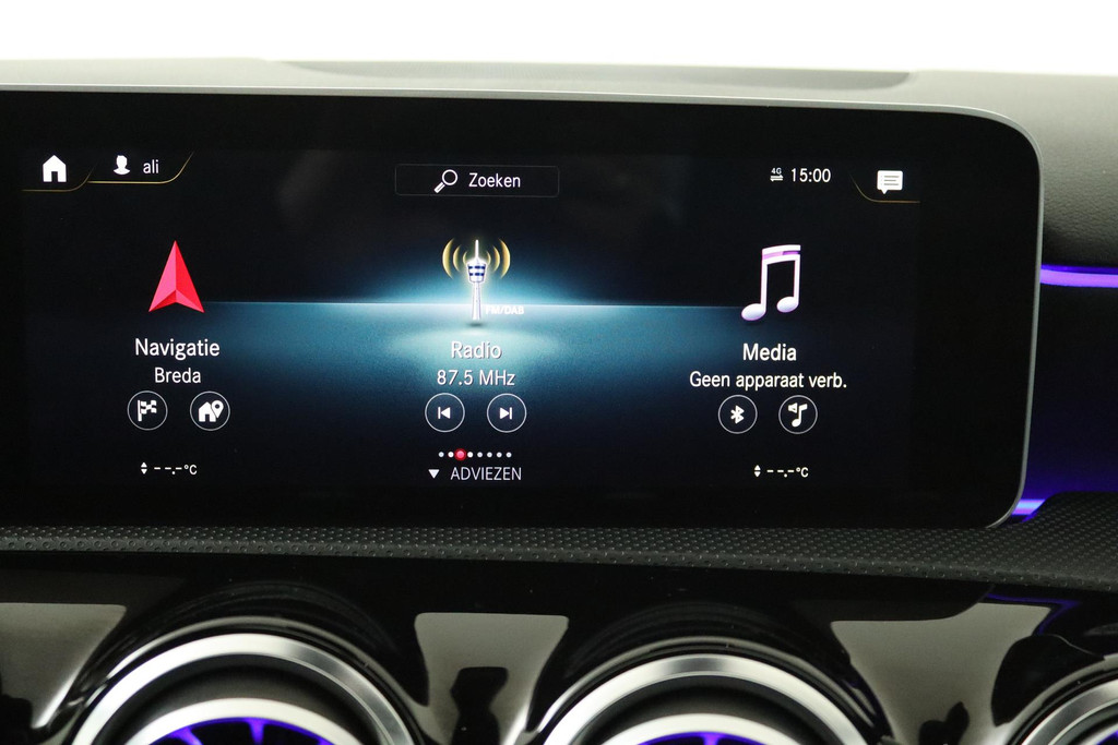 
Benz A-Klasse 200 Business Solution AMG (PANORAMADAK, SFEERVERLICHTING, PARKEERSENSOREN, STOELVERWARMING, GOED ONDERHOUD) vol									