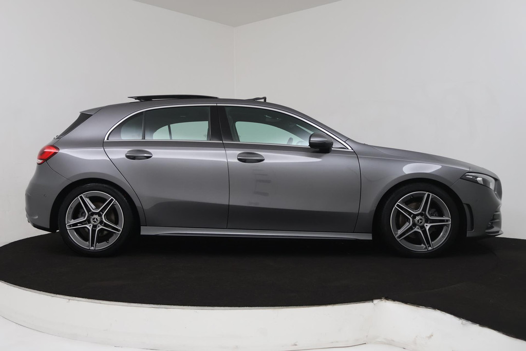 
Benz A-Klasse 200 Business Solution AMG (PANORAMADAK, SFEERVERLICHTING, PARKEERSENSOREN, STOELVERWARMING, GOED ONDERHOUD) vol									