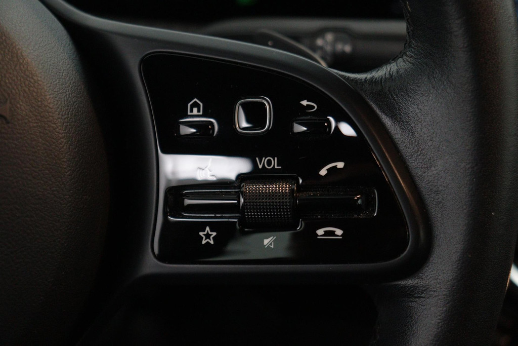 
Benz A-Klasse 180 Business Solution Automaat (NAVIGATIE, STOELVERWARMING, CAMERA, PDC, 1e EIGENAAR, GOED ONDERHOUDEN) vol									